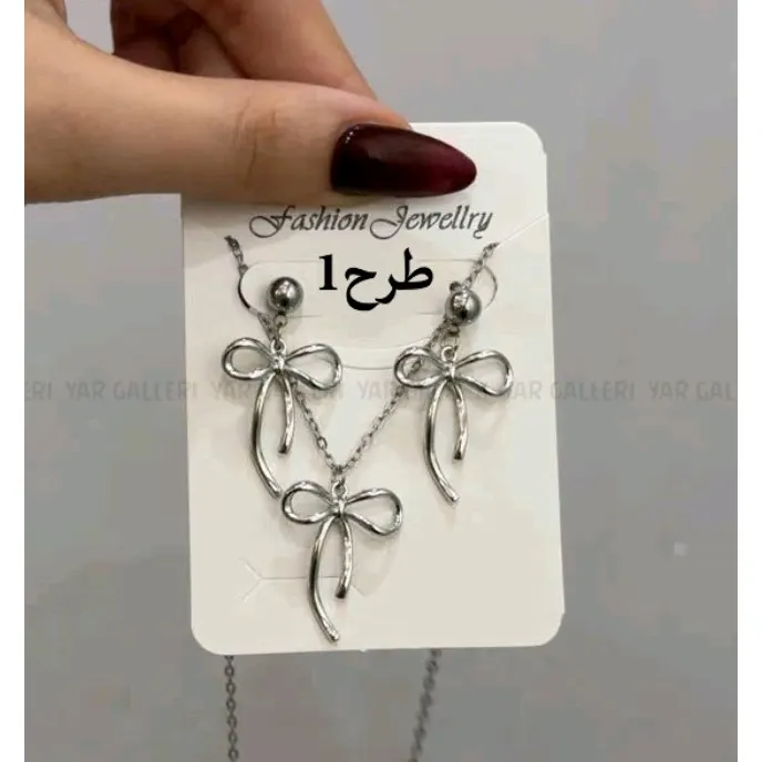 خرید گردنبند پاپیون با زنجیر استیل رنگ نقره ای مدل پلاک و گوشواره و نیمست